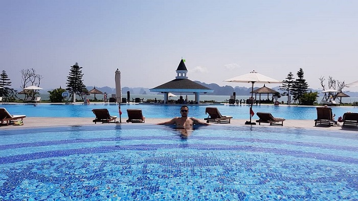 bể bơi tại khách sạn Bãi Cháy Vinpearl Ha Long Resort Spa
